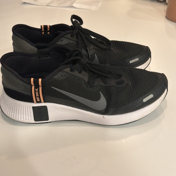 Women’s Nike running shoes size 11 - Picture 3 of 3